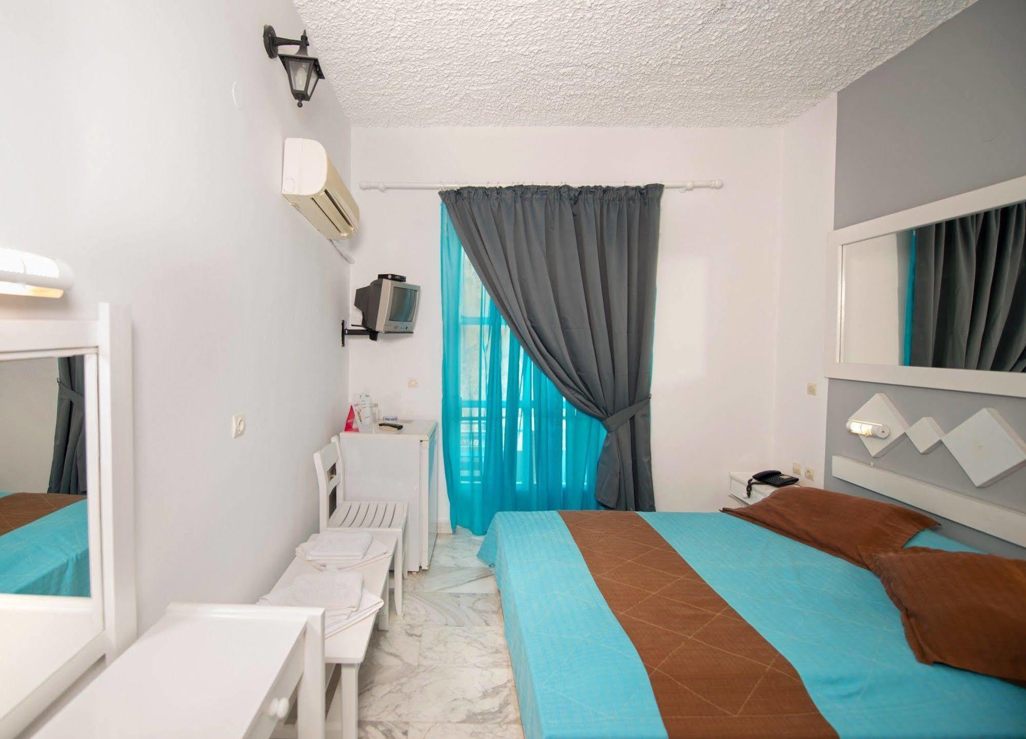 Porto Castello 3* Fira (Santorini)